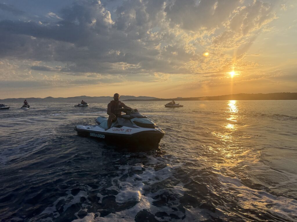 randonnée jet ski coucher du soleil féjus
